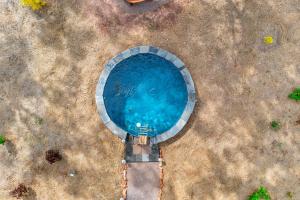 BatchelorLitchfield Tropical Stay的蓝色游泳池的顶部景色