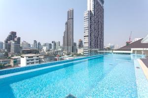 曼谷GM Residence的大楼顶部的大型游泳池