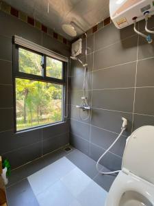 河内LEE Garden - Venuestay的一间带卫生间和窗户的浴室