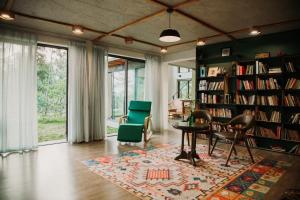 河内LEE Garden - Venuestay的客厅设有图书馆、椅子和桌子