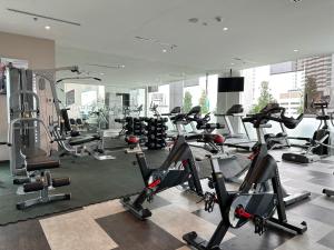大山脚地标酒店的健身房拥有许多跑步机和机器