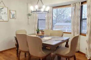 斯普林菲尔德Freshly Remodeled Quaint Home的一间带桌椅和窗户的用餐室