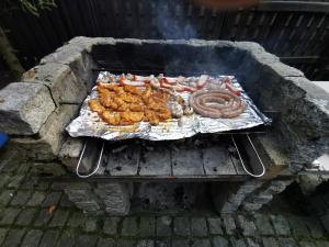 Stara KiszewaDom leśny w Konarzynach的烤架上烹饪的一大堆食物