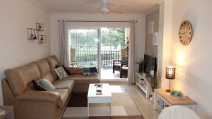 米哈斯科斯塔Dream Apartment in Mijas Golf Limonar的带沙发和电视的客厅