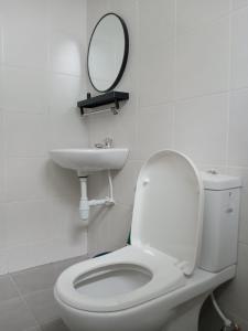 阿罗士打MY KIJANG HOMESTAY - Banglo, Alor Setar Kedah DarulAman的一间带卫生间、水槽和镜子的浴室
