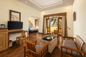 比纳里姆Fortune Resort Benaulim, Goa - Member ITC's Hotel Group的客厅配有沙发和桌子