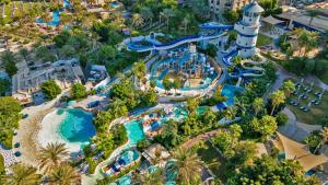 迪拜Le Meridien Mina Seyahi Beach Resort & Waterpark的度假村水上公园的空中景观
