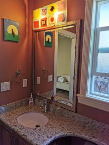 里士满Nini Sweet home的一间带水槽和镜子的浴室
