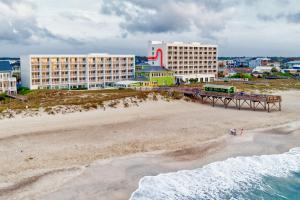 卡罗来纳比奇Golden Sands Oceanfront Hotel的酒店前方的海滩空中景致