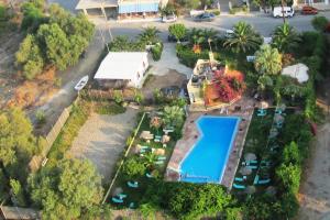 卡拉马基Happy Glamping 2的享有带游泳池的度假村的空中景致
