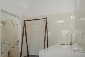 富国Lavender Garden Phu Quoc的带淋浴、浴缸和盥洗盆的浴室