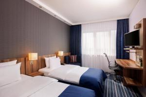 不莱梅不来梅机场快捷假日酒店的酒店客房设有两张床和电视。
