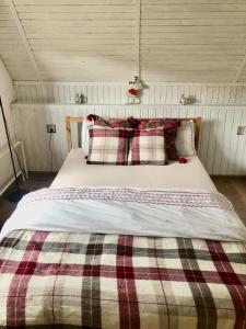 ChyšeChata s panoramatickou saunou的一间卧室配有一张带铺着地毯的床铺和枕头。