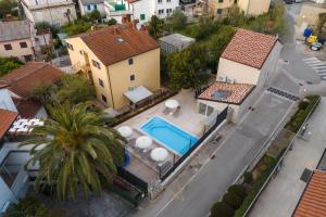 木洛希尼Casa Allegra的享有带游泳池的房屋的空中景致