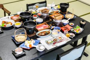 出云市glampark Shikisou Shimane的一张桌子上放着一大堆食物