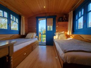 帕迪拉克鲁罗特斯古夫尔贝德帕迪拉克旅馆的木屋内带两张床的房间
