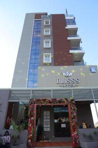 戈尔哈布尔Blisss Hotel Kolhapur的一座建筑,上面标有阅读幸福的酒店