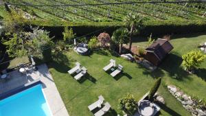 蒂鲁罗Hotel Garni Herz的享有庭院的空中景致,设有游泳池