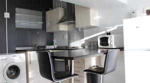温特和克Abigail's Studio Apartment @ Trift Tower的厨房配有带洗衣机和烘干机的柜台