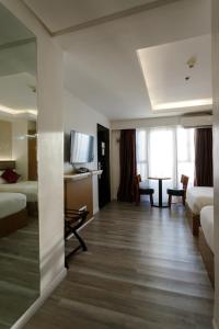 马尼拉丽晶套房大酒店的酒店客房带两张床和一个客厅