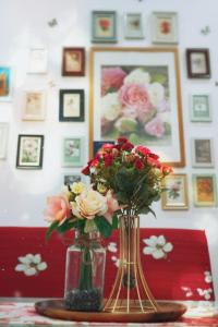 马六甲The Floral Home的两个花瓶,桌子上放着鲜花