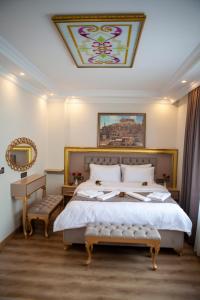 伊斯坦布尔Blue Zerzevan Konak Hotel的一间卧室配有一张特大号床和彩色玻璃天花板