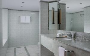 布加勒斯特布加勒斯特JW万豪大酒店的一间带水槽和镜子的浴室