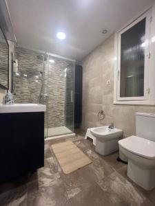 拉科鲁尼亚Vibes Coruña- Estancia moderna en Eiris的一间带水槽、卫生间和淋浴的浴室