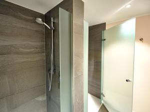 宾茨Villa "Düne 4" - WG1 im EG mit Terrasse strandnah的浴室里设有玻璃门淋浴