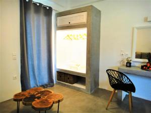 图罗斯Megusta Mykonos的客厅设有2张桌子和壁炉