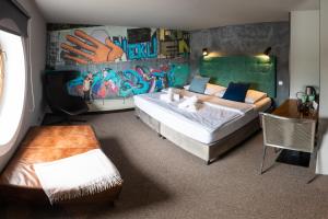 布拉格Botel Marina的一间卧室设有两张床和涂鸦墙