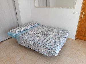 卡尔佩Villa Noemi, con piscina privada的一张小床,位于客房的角落