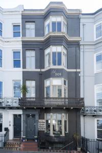 布莱顿霍夫Brighton Marina House的公寓大楼拥有黑白的外观