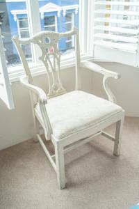 布莱顿霍夫Brighton Marina House的窗前的白色椅子