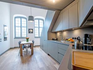 AltenkrempeKultur Gut Hasselburg的厨房配有桌子、水槽和台面