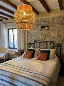桑提亚纳德玛Posada La Fontana的一间卧室配有一张石墙床