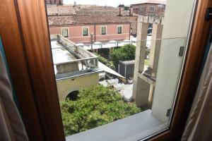 莫利亚诺威尼托HOTEL DUCA D'AOSTA的从窗户可欣赏到城市美景