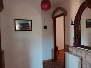卡斯特里尔Casita Vista Alegre的走廊位于带壁炉和镜子的房屋内