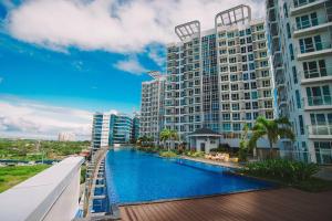 麦克坦Mactan Newtown Boulevard的享有大楼前的河景