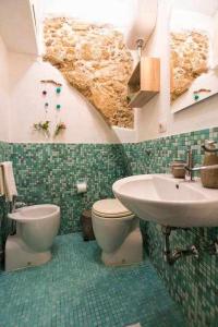 阿尔盖罗Casa Principe open space wifi ac all comforts的浴室配有盥洗盆、卫生间和盥洗盆。