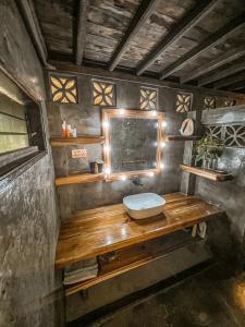 卢纳将军城shakabrah beach club cottage的木制柜台上带水槽的浴室
