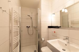 杜亨Haus Medemsand, Whg 214的带淋浴和盥洗盆的白色浴室