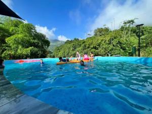 和平Caofong Glamping Village的一群人,在游泳池里