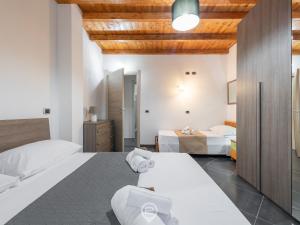 贡内萨Floris Modern House的一间卧室设有两张床和木制天花板