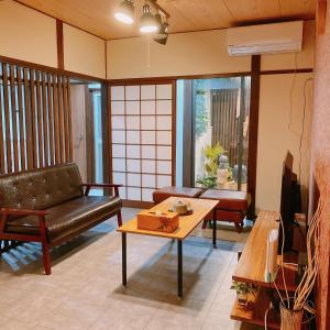 大阪悠雅軒的带沙发和咖啡桌的客厅