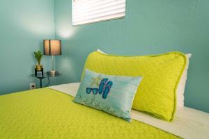 迈阿密海滩住宿加饮品酒店的一间卧室配有黄色的床和黄色枕头