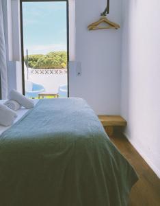 洛斯卡尼奥斯德梅卡La Posada de Trafalgar的一间卧室设有一张床,享有海景