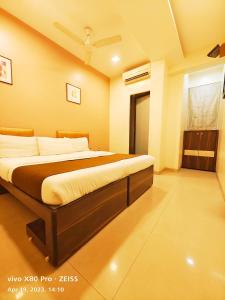 孟买Hotel Amfahh - Andheri West Railway Station的一间卧室,卧室内配有一张大床