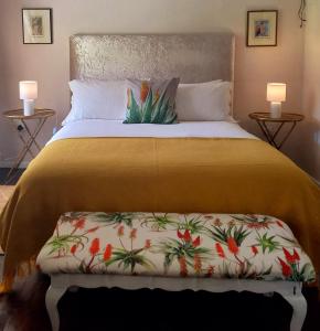 奥茨胡恩Aloe Valley Retreat的一间卧室,床上有植物