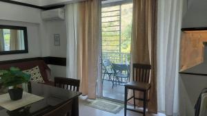 PapayaPico de Loro Myna A 510的厨房以及享有阳台景致的客厅。